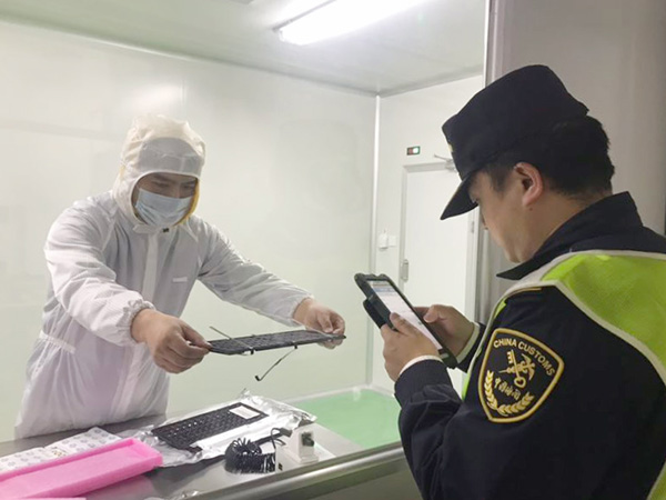 全國(guó)空運(yùn)口岸首個(gè)用于集成電路進(jìn)出境現(xiàn)場(chǎng)查的無(wú)塵潔凈室已投入使用 全國(guó)空運(yùn)口岸首個(gè)用于集成電路進(jìn)出境現(xiàn)場(chǎng)查的無(wú)塵<a href=
